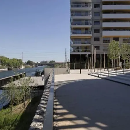 Charmant 2p En Bord De Seine *